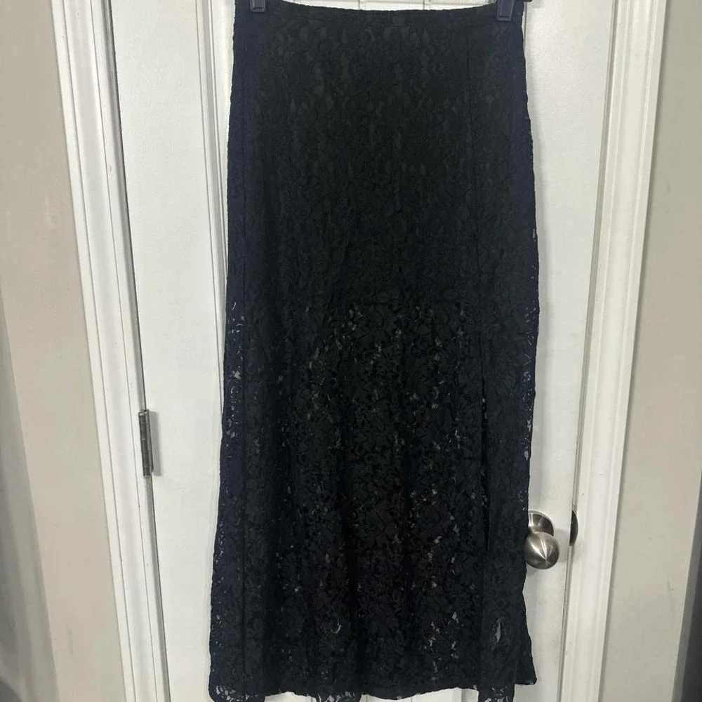 Black‎ floral lace sheer midi skirt with elastic waistband and side slit. S